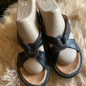 SOFFT Leather Wedge Sandals